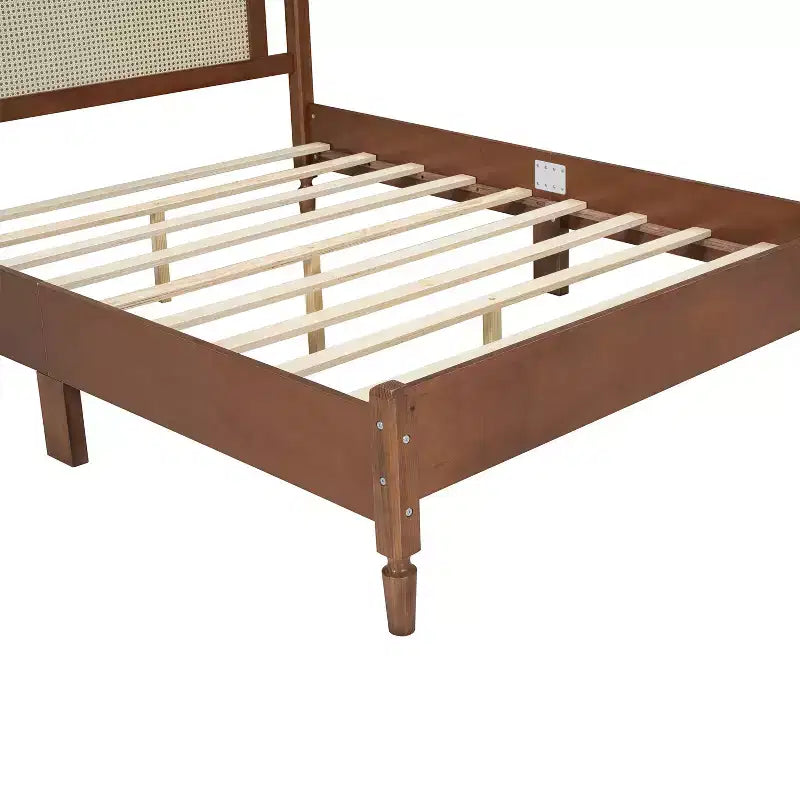 Letto matrimoniale con struttura in legno e testiera in rattan naturale, telaio vintage con supporto a doghe, noce