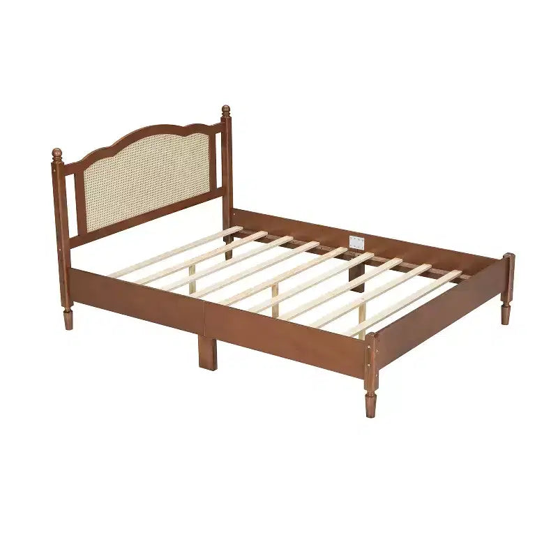 Letto matrimoniale con struttura in legno e testiera in rattan naturale, telaio vintage con supporto a doghe, noce