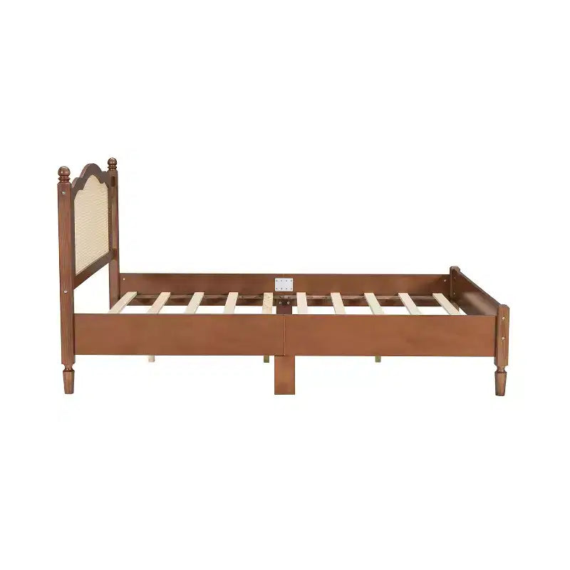 Letto matrimoniale con struttura in legno e testiera in rattan naturale, telaio vintage con supporto a doghe, noce