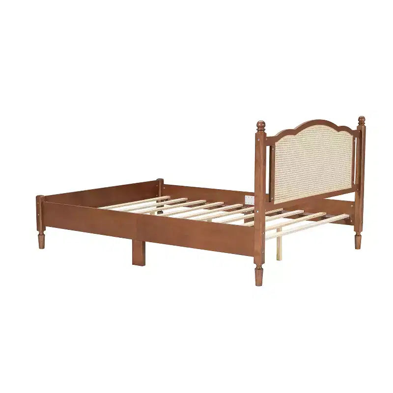 Letto matrimoniale con struttura in legno e testiera in rattan naturale, telaio vintage con supporto a doghe, noce