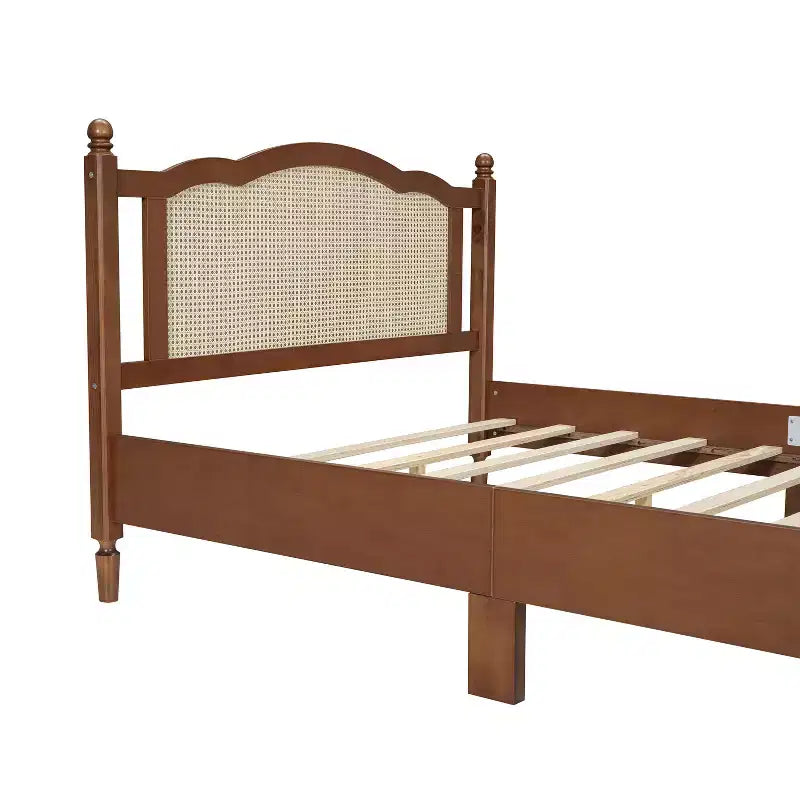 Letto matrimoniale con struttura in legno e testiera in rattan naturale, telaio vintage con supporto a doghe, noce