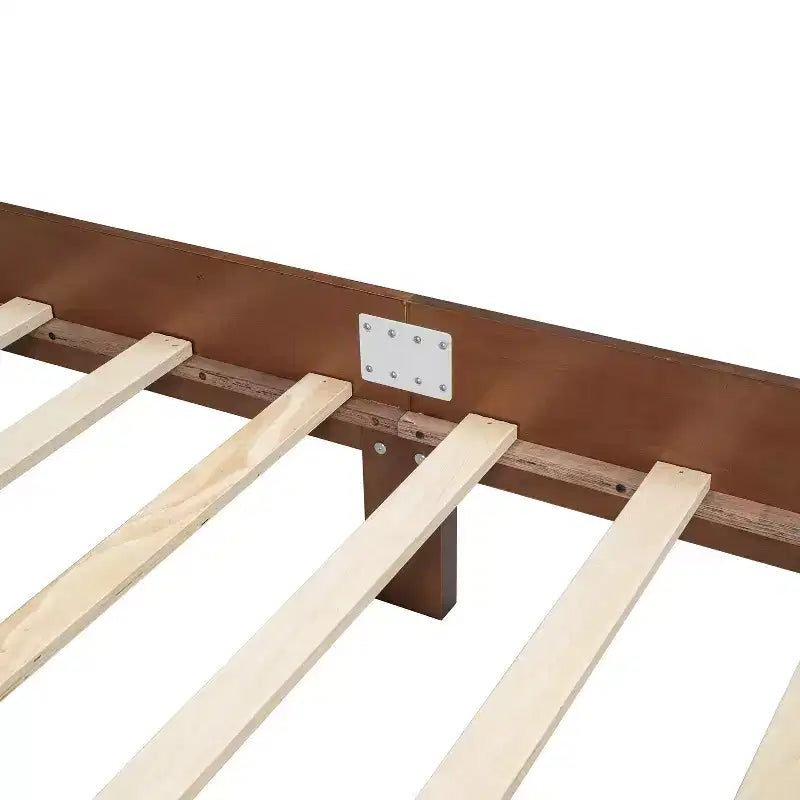 Letto matrimoniale con struttura in legno e testiera in rattan naturale, telaio vintage con supporto a doghe, noce